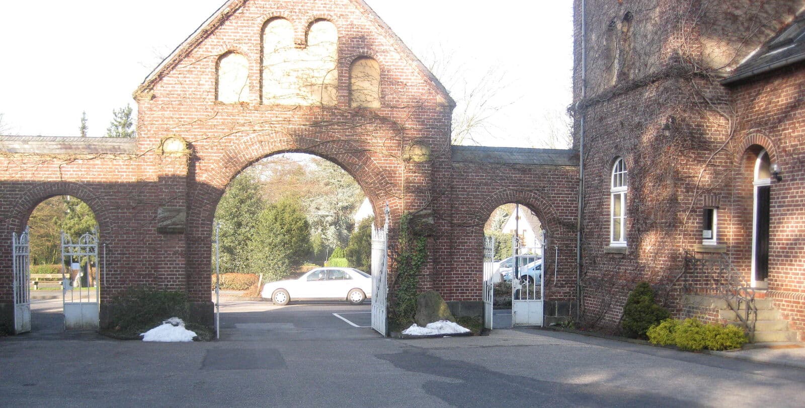 Das Eingangstor des Siegburger Nordfriedhofs an der Alten Lohmarer Straße
