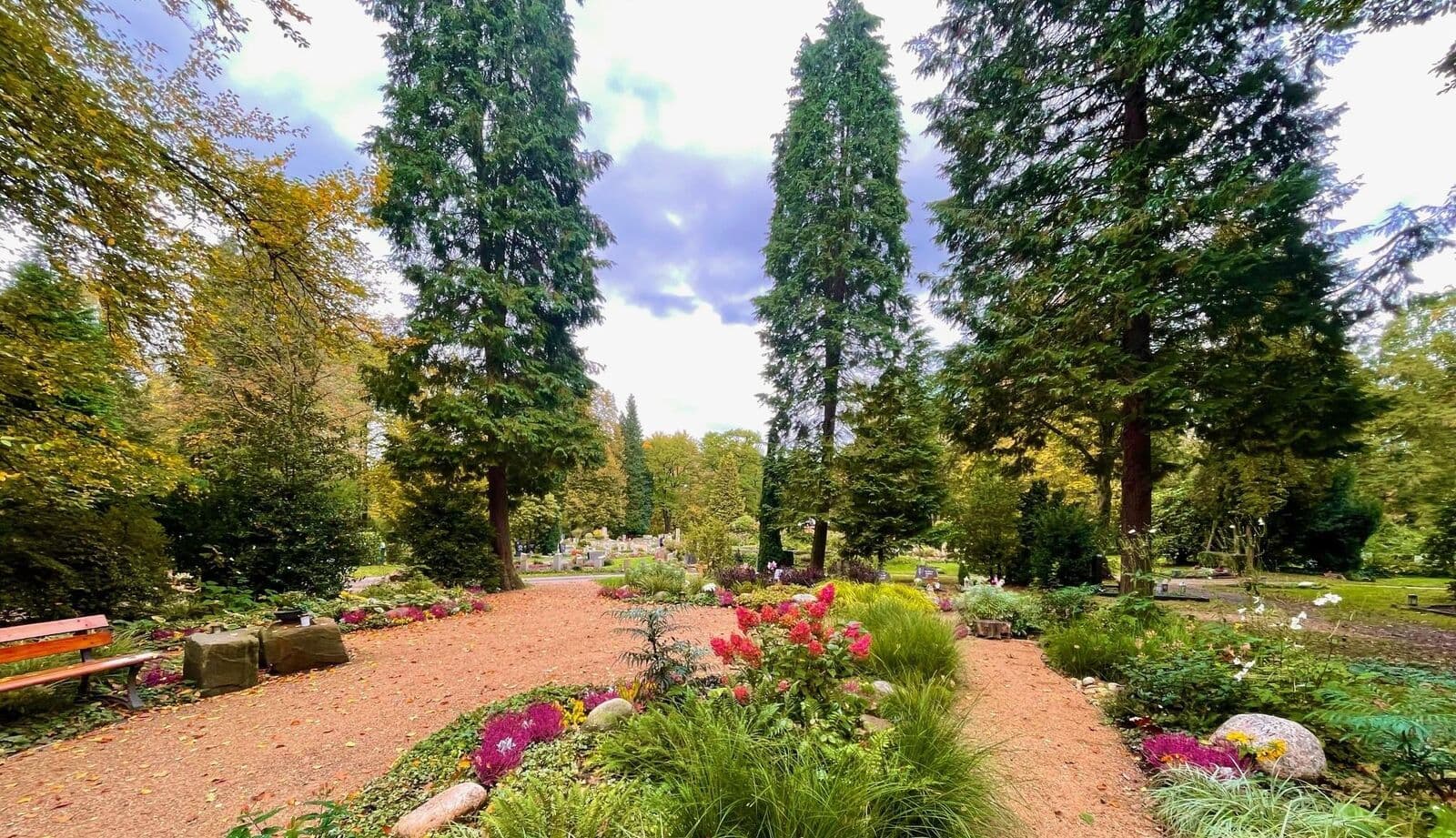 Gepflegte Gartenanlage des Michaelsgartens auf dem Siegburger Nordfriedhof