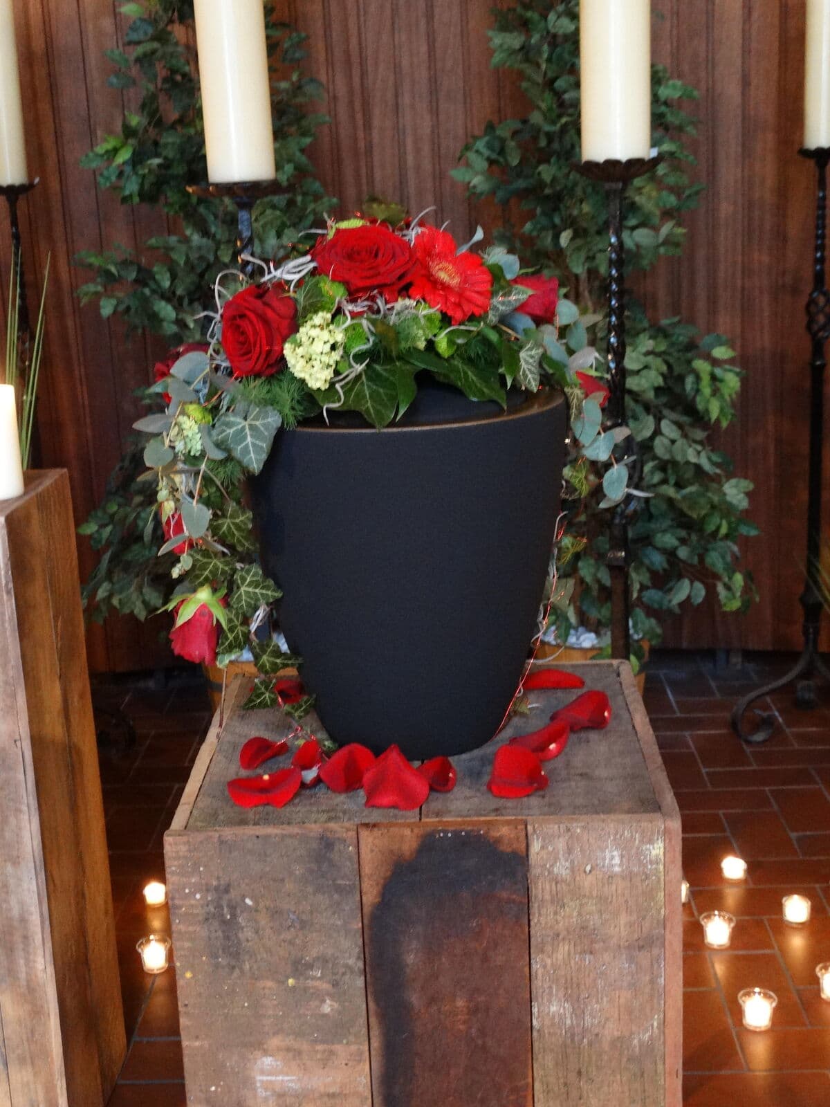 Urne mit Blumengesteck auf dem Deckel