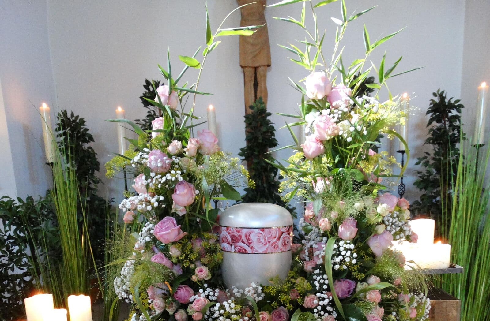 Urne mit halbrundem Blumenkranz